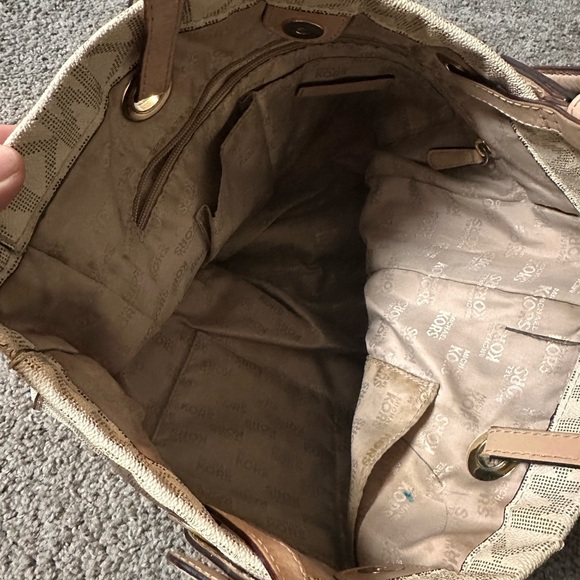 Michael Kors tote. Great condition. 1 mark shown in pictures. Authentic - Picture 4 of 6